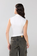 Camiseta unicolor ajustada con cuello alto y manga sisa