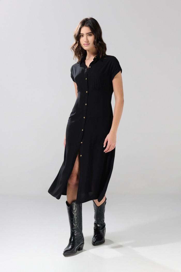 Vestido largo negro con cuello camisero y manga corta