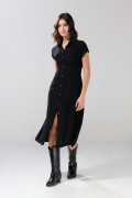Vestido largo negro con cuello camisero y manga corta