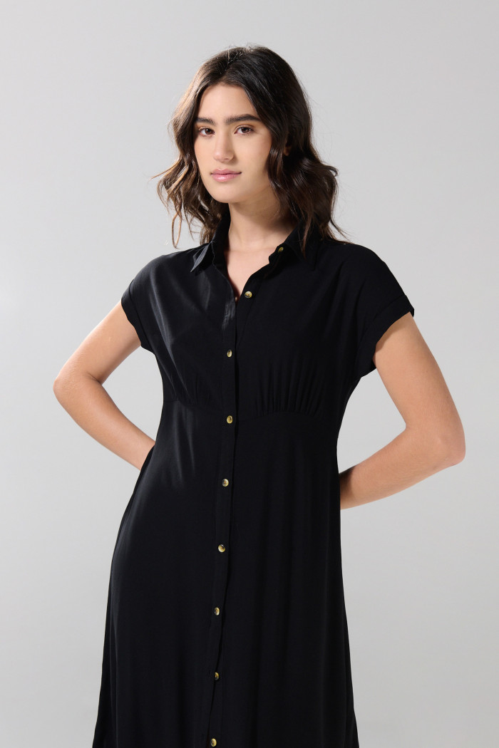 Vestido largo negro con cuello camisero y manga corta