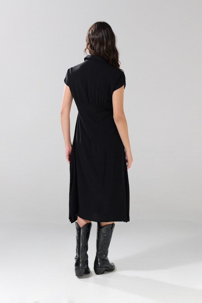 Vestido largo negro con cuello camisero y manga corta