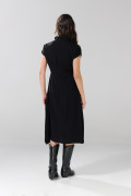 Vestido largo negro con cuello camisero y manga corta