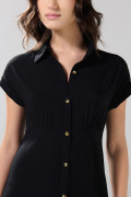 Vestido largo negro con cuello camisero y manga corta