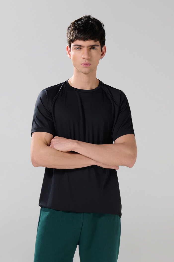 Camiseta unicolor cuello redondo con manga ranglan corta
