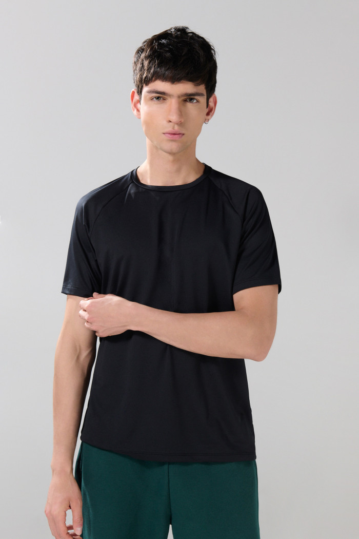 Camiseta unicolor cuello redondo con manga ranglan corta