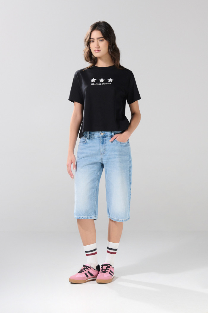 Camiseta manga corta negra con arte college blanco