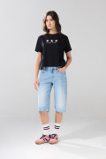 Camiseta manga corta negra con arte college blanco