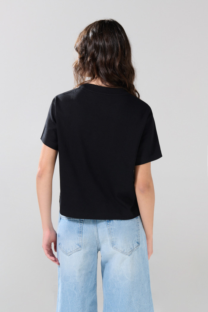 Camiseta manga corta negra con arte college blanco