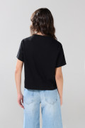 Camiseta manga corta negra con arte college blanco