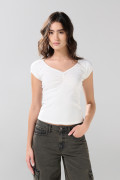 Camiseta blanca con escote en V y recogido en frente