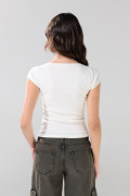 Camiseta blanca con escote en V y recogido en frente