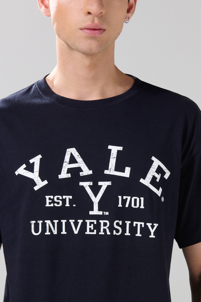 Camiseta azul intensa manga corta con diseño de Yale