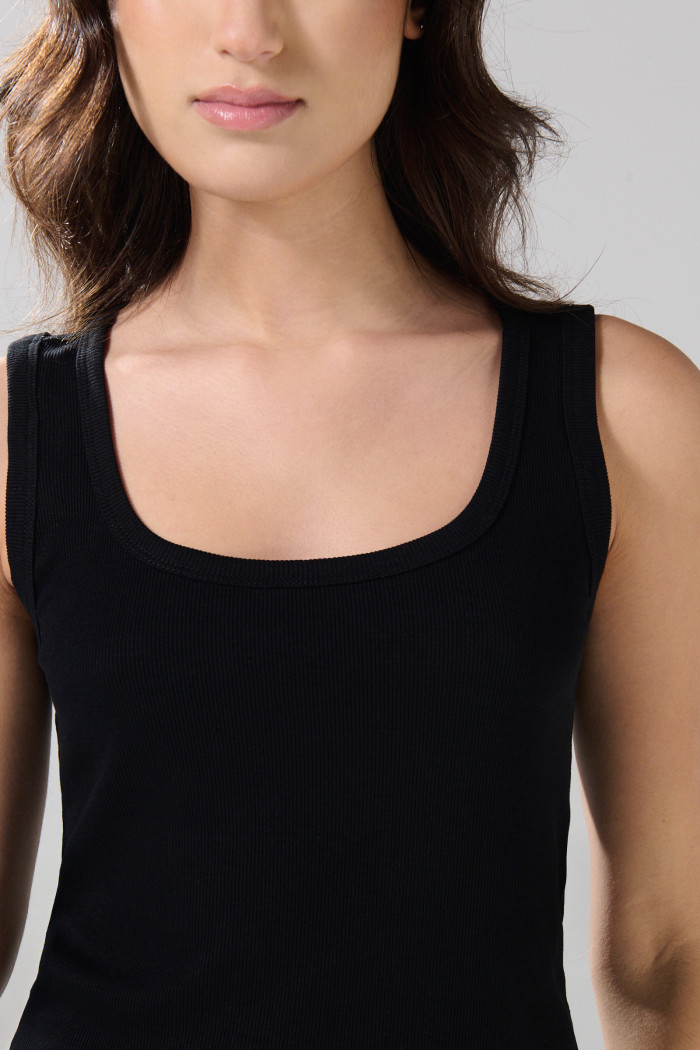 Camiseta unicolor infaltables acanalada con manga sisa

