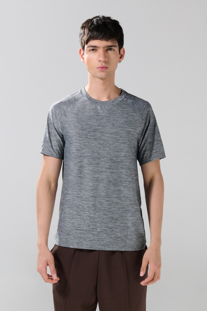 Camiseta estampada negra con manga ranglan corta