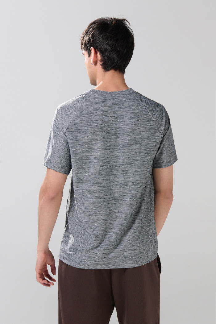 Camiseta estampada negra con manga ranglan corta