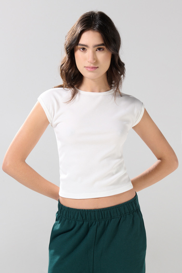 Camiseta unicolor con manga corta incluida y texturas