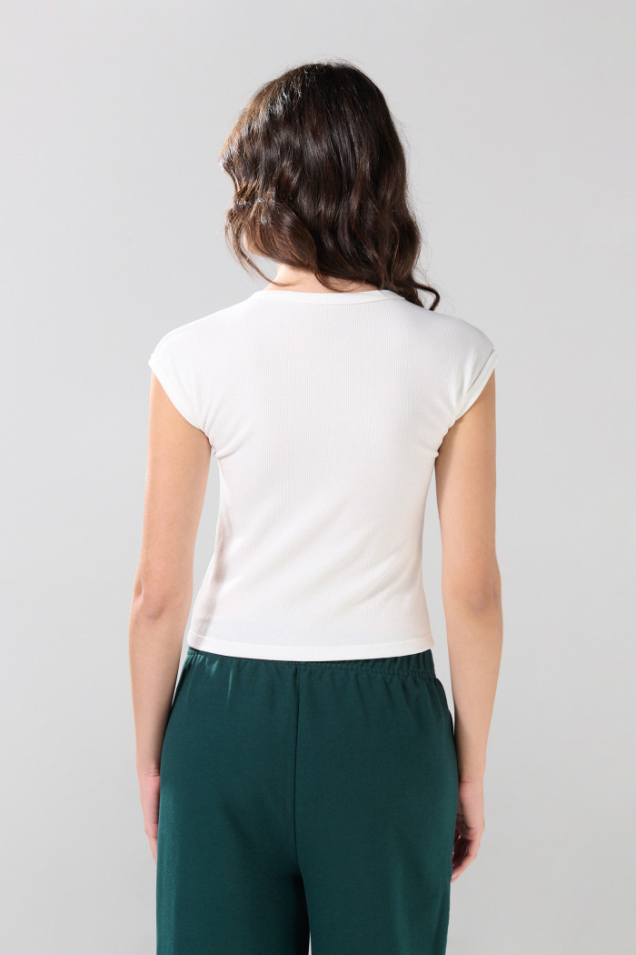Camiseta unicolor con manga corta incluida y texturas