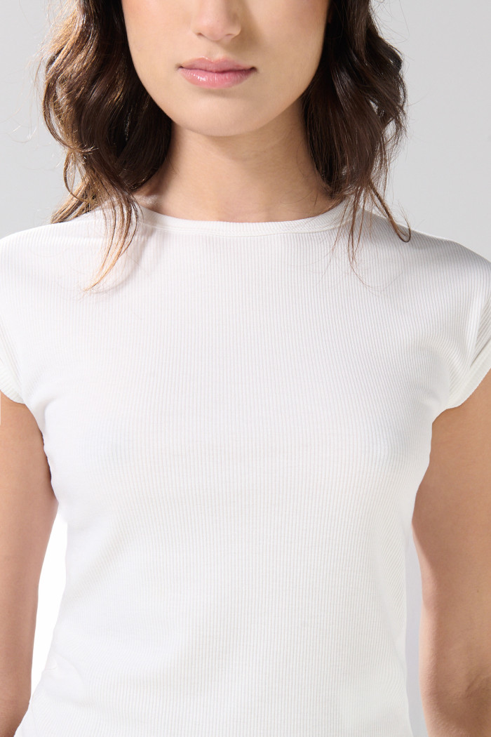 Camiseta unicolor con manga corta incluida y texturas