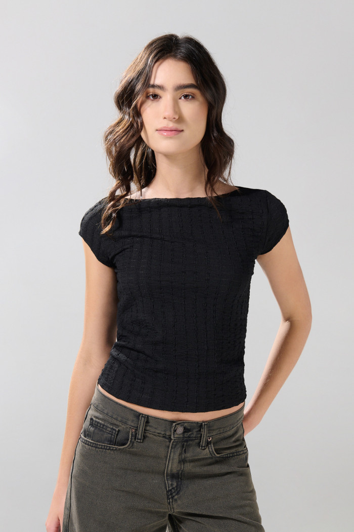 Camiseta unicolor ajustada con cuello ojal