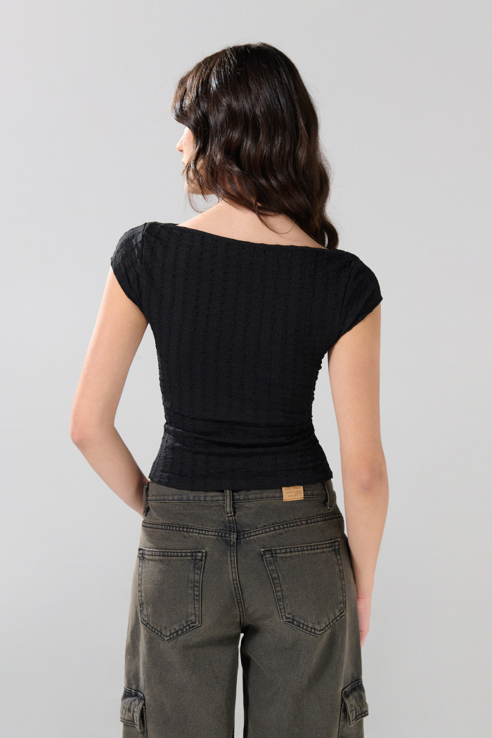 Camiseta unicolor ajustada con cuello ojal