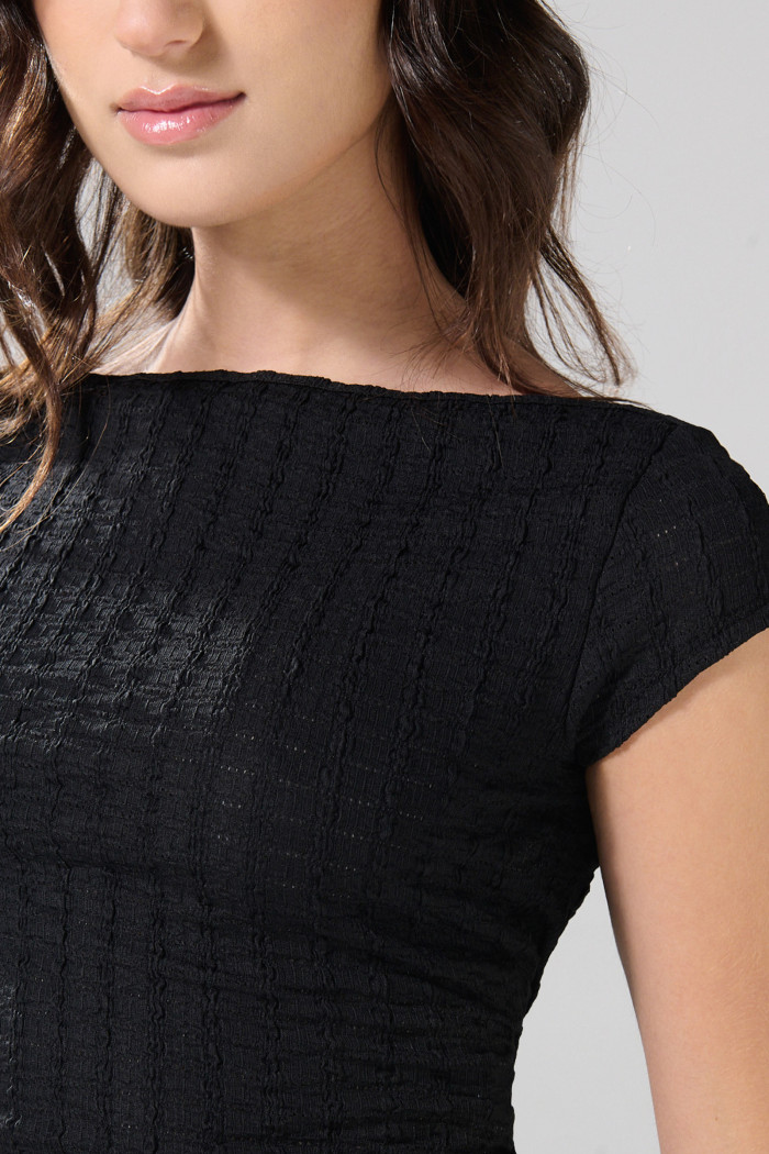 Camiseta unicolor ajustada con cuello ojal