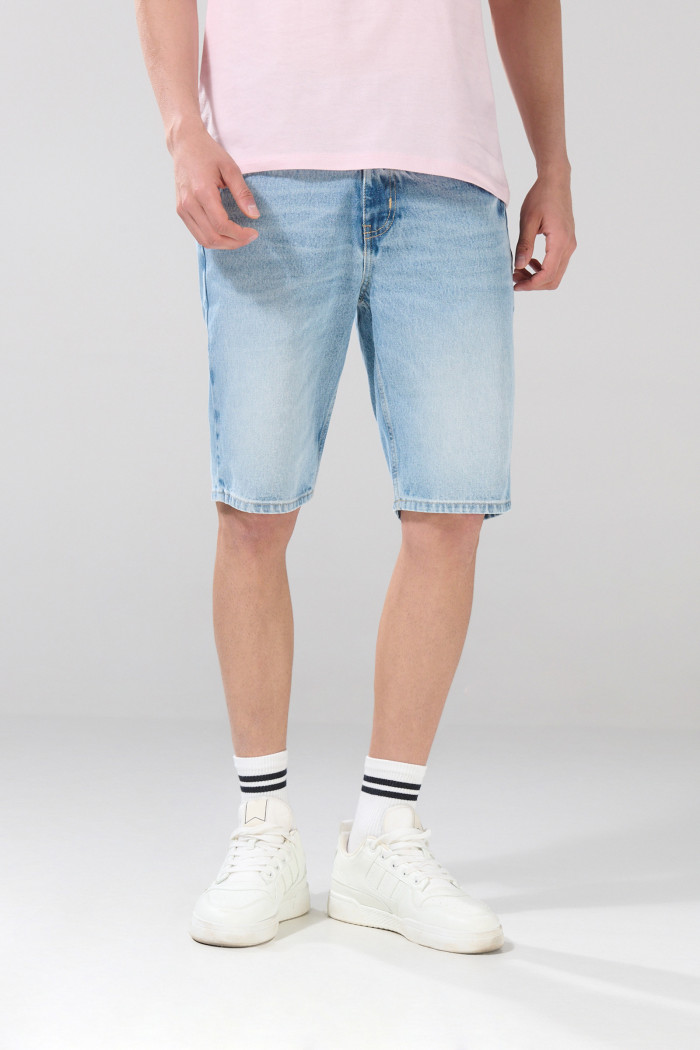 Bermuda de jean slim tiro bajo azul clara con rotos