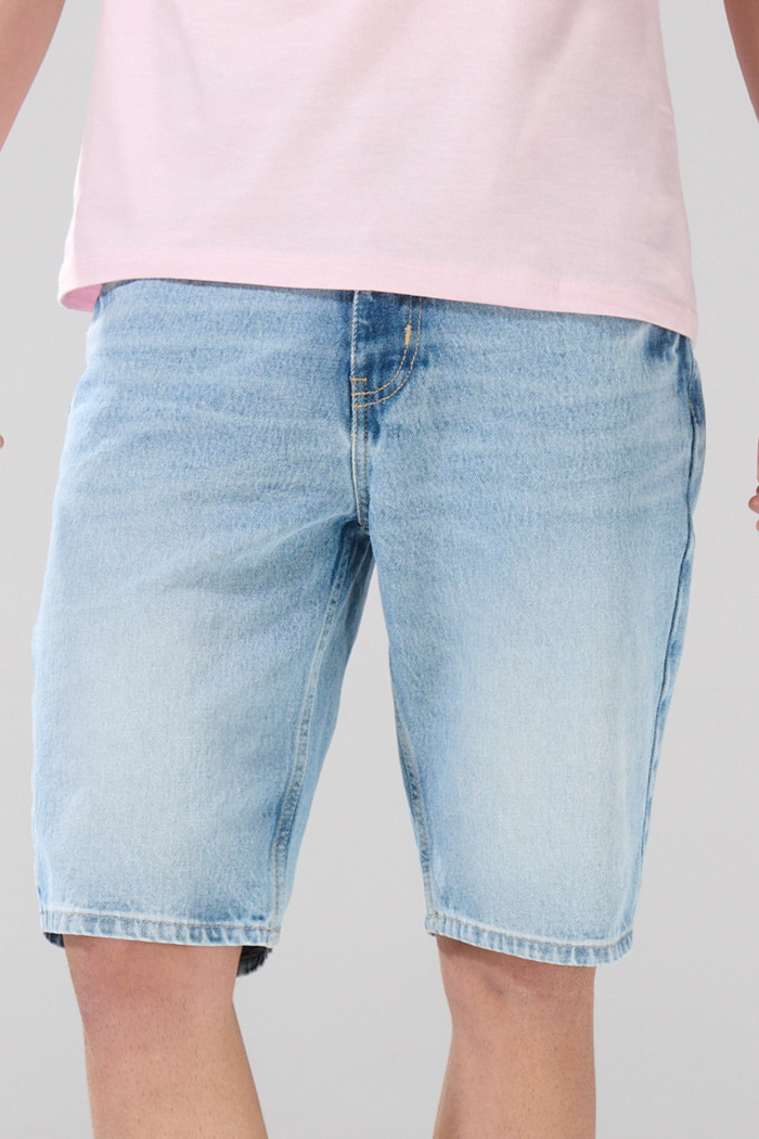 Bermuda de jean slim tiro bajo azul clara con rotos