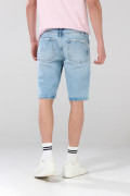 Bermuda de jean slim tiro bajo azul clara con rotos