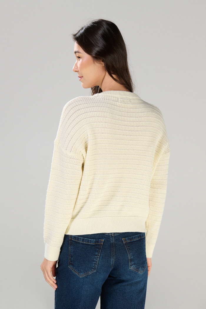 Suéter unicolor cuello redondo con texturas localizadas