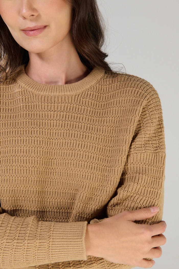 Suéter unicolor cuello redondo con texturas localizadas