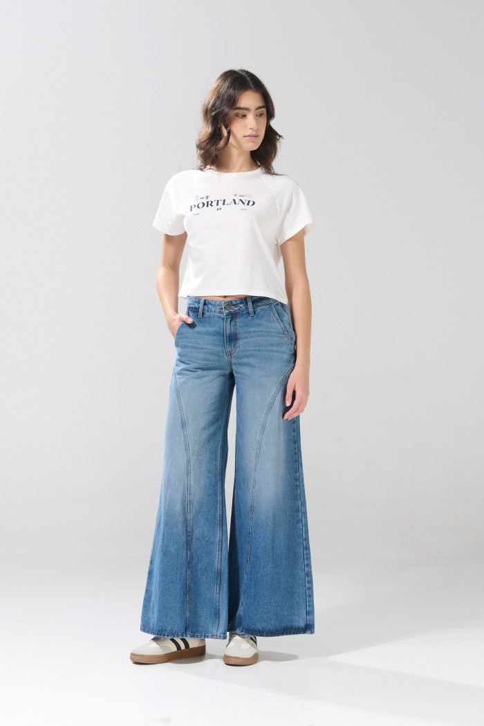Jean palazzo azul tiro medio con bota ancha y cortes