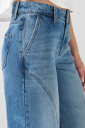 Jean palazzo azul tiro medio con bota ancha y cortes
