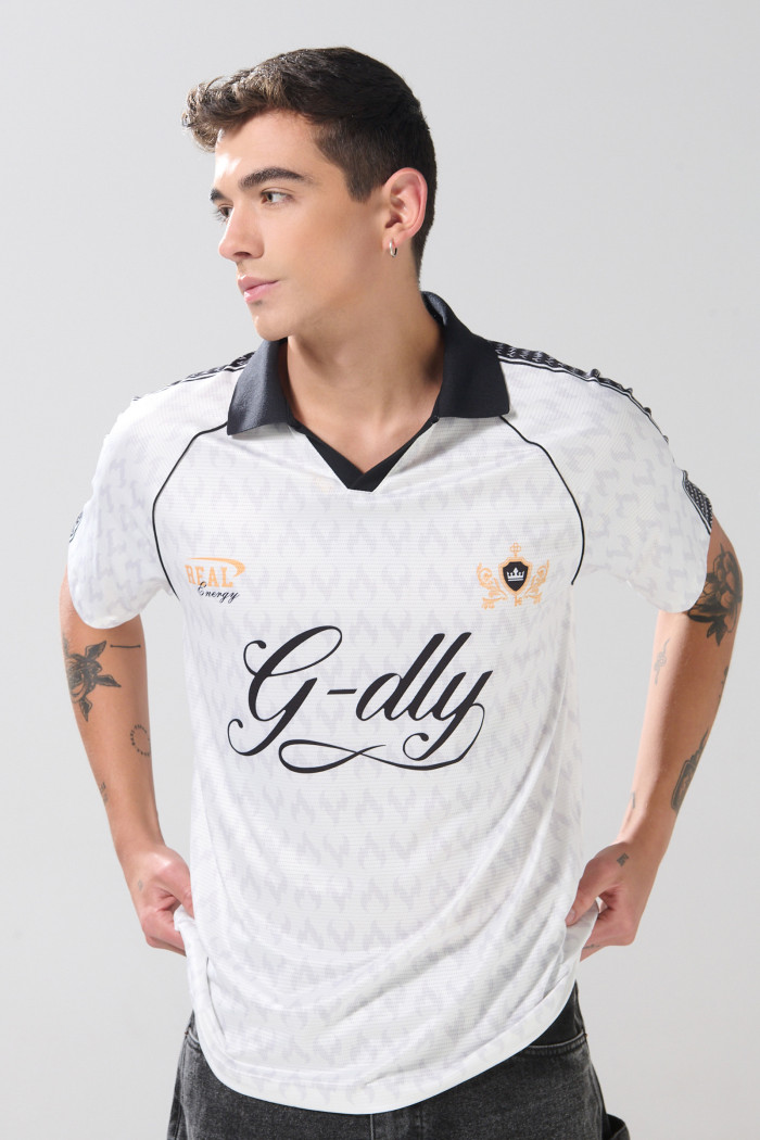 Camiseta crema clara college con cuello polo y manga ranglan