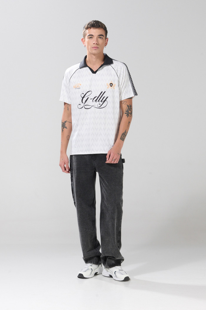 Camiseta crema clara college con cuello polo y manga ranglan