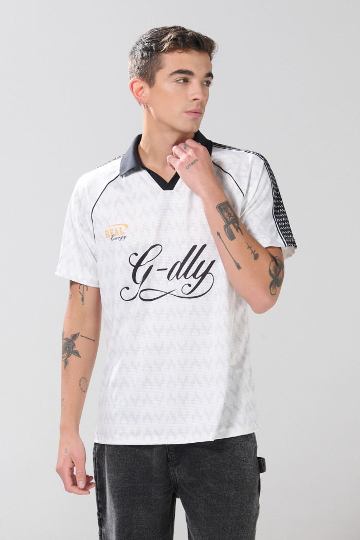 Camiseta crema clara college con cuello polo y manga ranglan