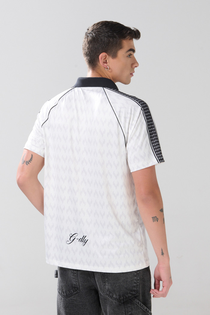 Camiseta crema clara college con cuello polo y manga ranglan