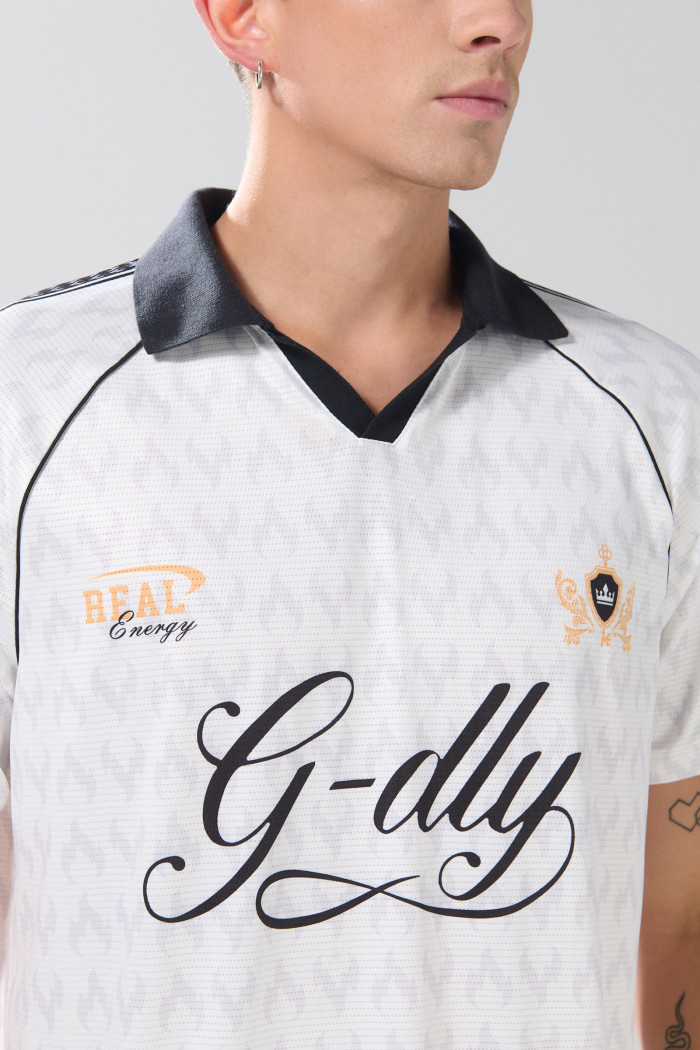 Camiseta crema clara college con cuello polo y manga ranglan