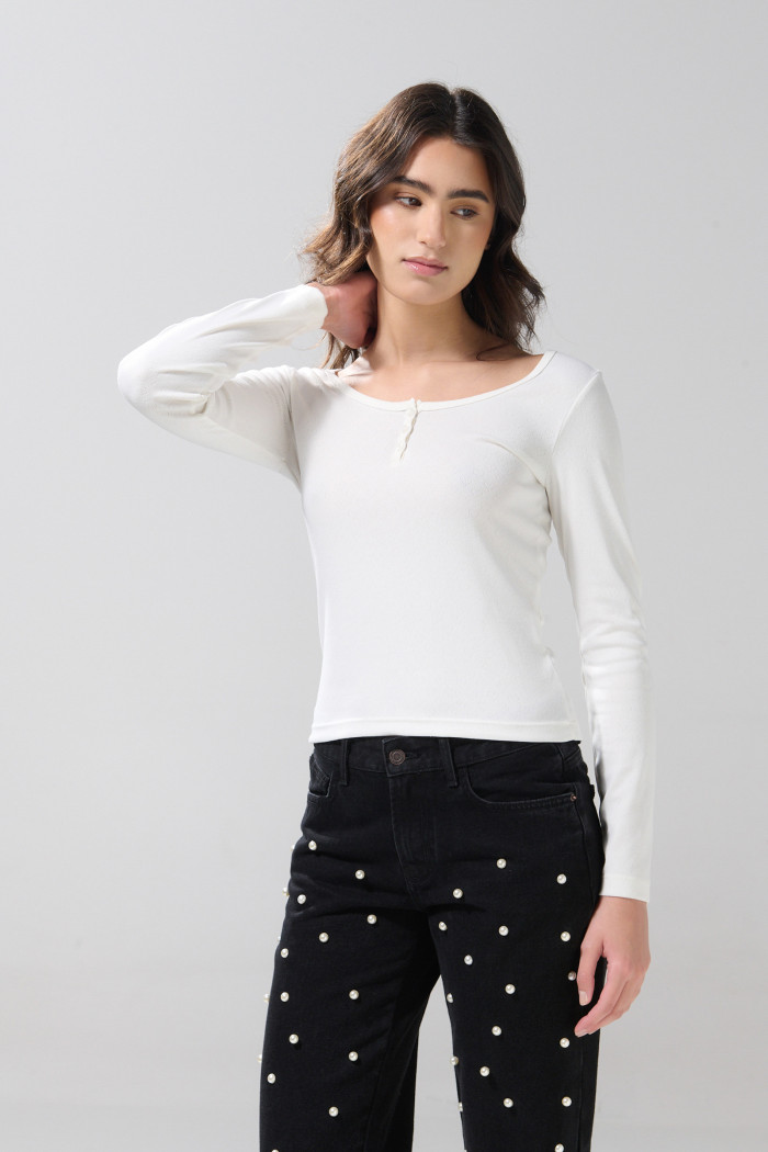 Camiseta manga larga blanca con botones en pechera