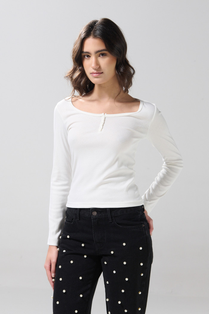Camiseta manga larga blanca con botones en pechera