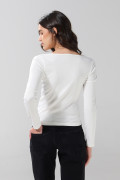 Camiseta manga larga blanca con botones en pechera