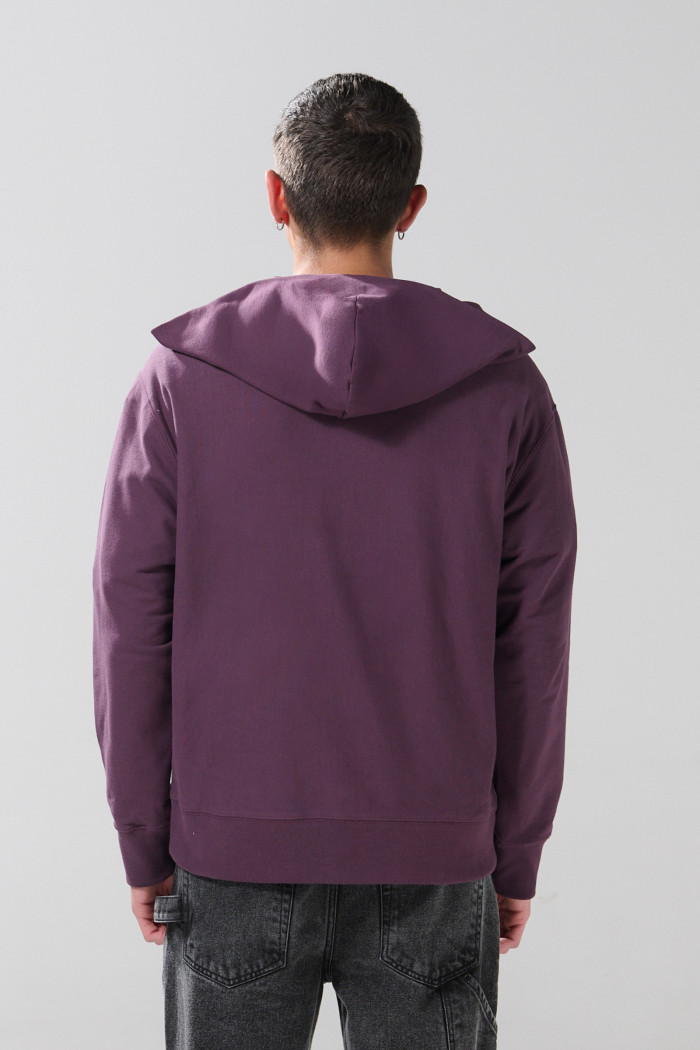 Buzo morado oscuro con capota, cremallera y arte college