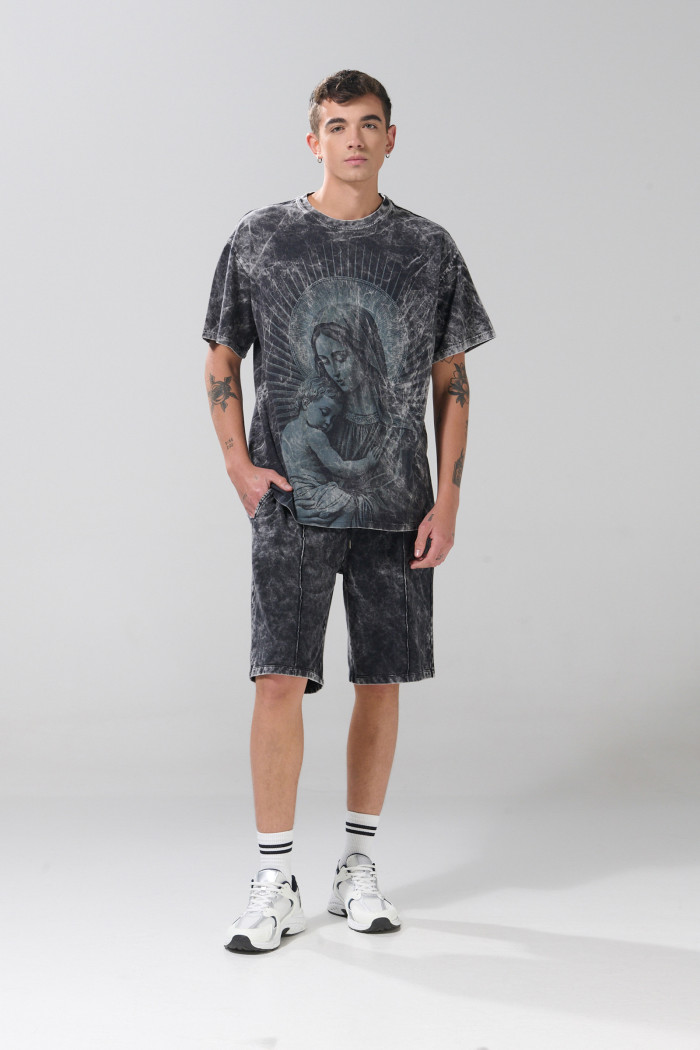 Camiseta negra manga corta oversize con arte de Virgen