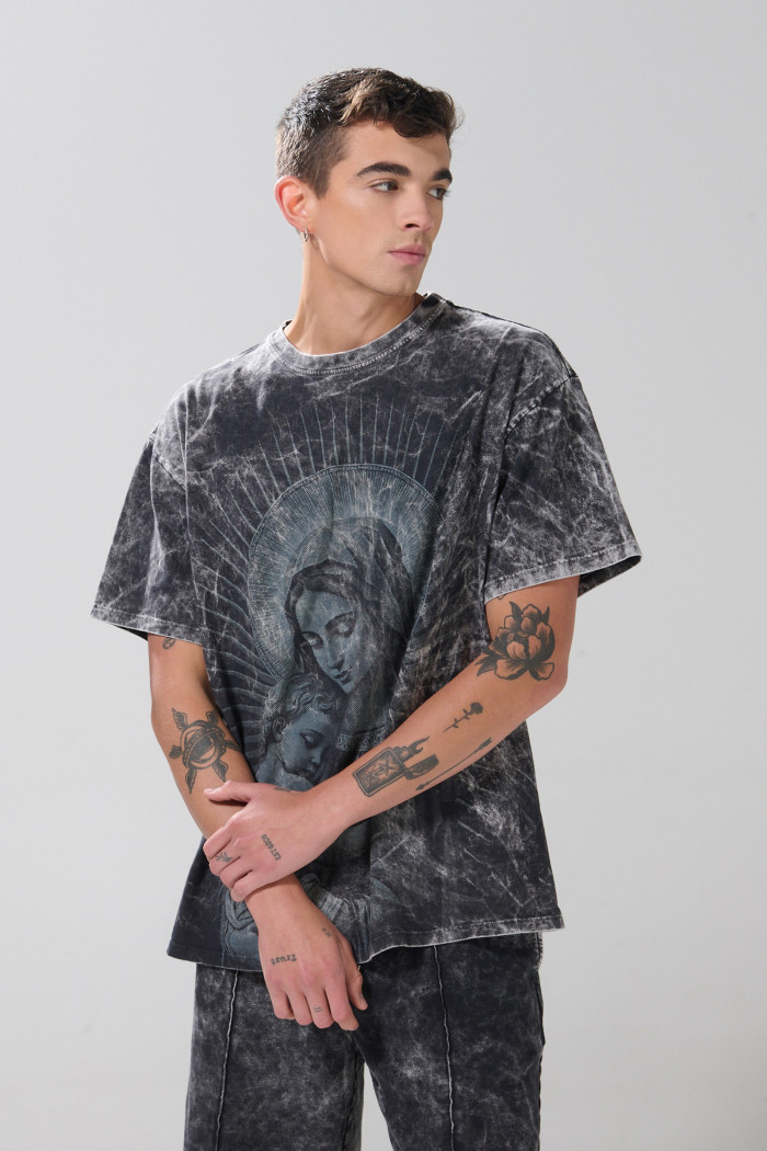 Camiseta negra manga corta oversize con arte de Virgen