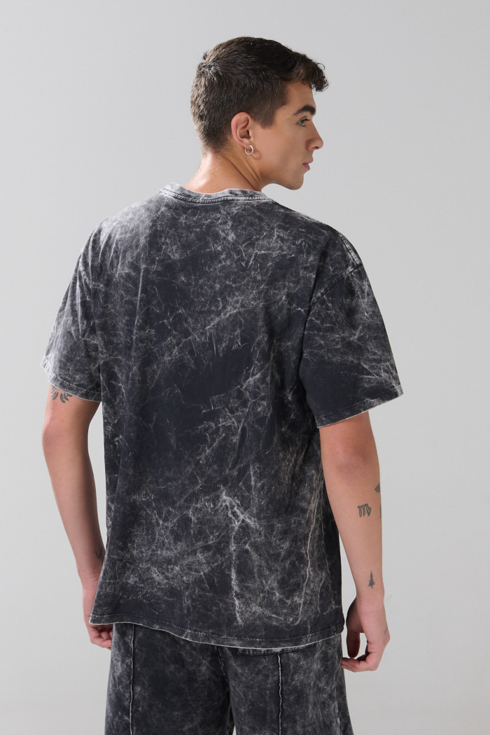 Camiseta negra manga corta oversize con arte de Virgen