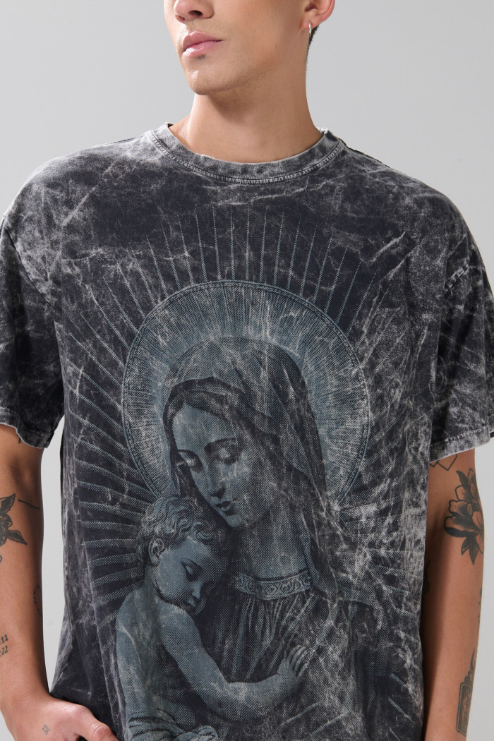 Camiseta negra manga corta oversize con arte de Virgen