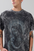 Camiseta negra manga corta oversize con arte de Virgen