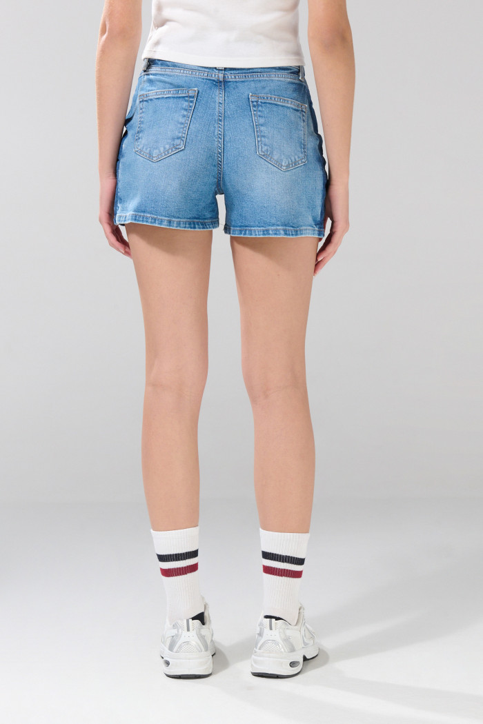 Short tiro alto azul claro de jean con contrastes laterales