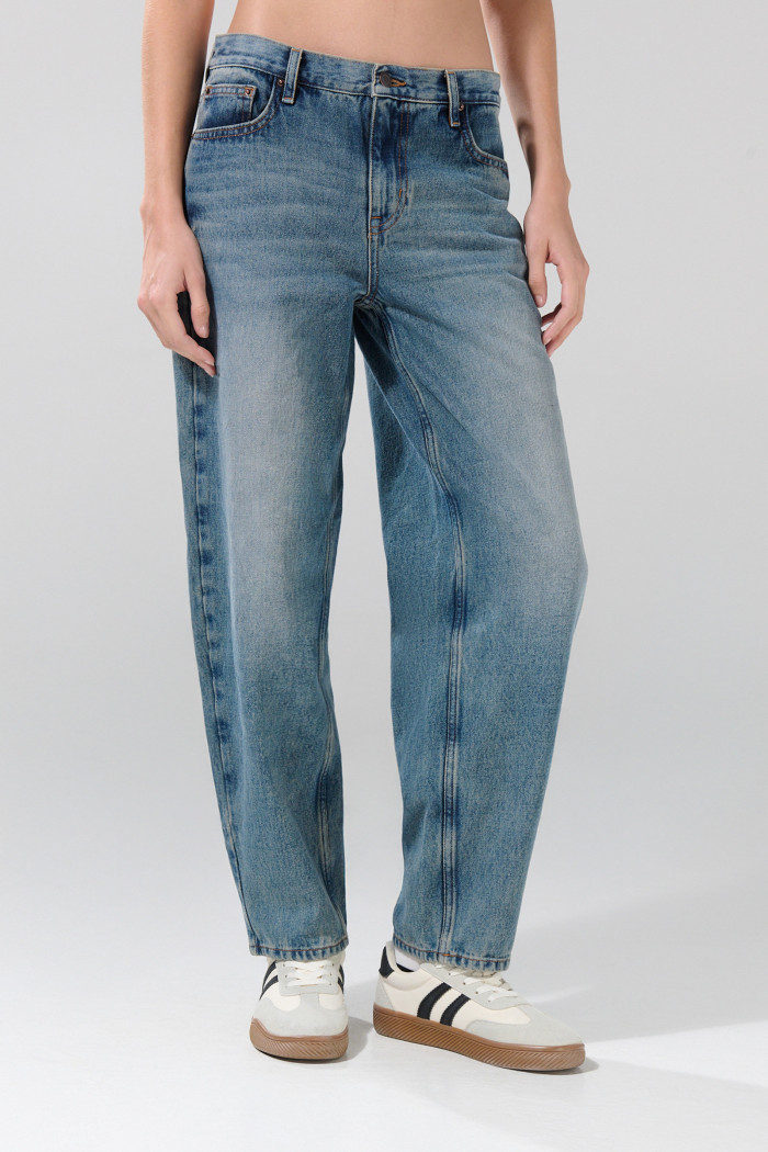 Jean barrel azul medio con bota ancha y desgastes
