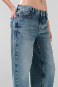 Jean barrel azul medio con bota ancha y desgastes