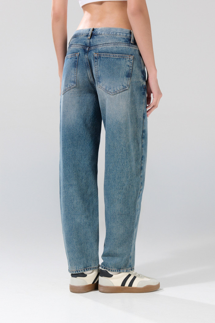 Jean barrel azul medio con bota ancha y desgastes